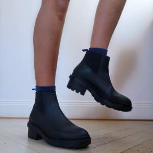 WATERPROOF  Rain / Wellington boots / Gummistövlar Brand💦BIMBA Y LOLA💦   Worned a few times (they turn out to be too small for me, unfortunately!!!) Other than that they're super comfortable, practical and go along any outfit!    Size: M (37/38) Heel: 5cm
