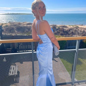 Balklänning  - •Säljer min balklänning som är använd vid ett tillfälle. I jättebra skick, som ny⚡️  •S/M - uppsydd för mig som är 165cm✨ •Fraktas eller mötas upp i Halmstad💙 •Köptes ny för 1700kr