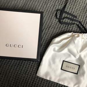 Gucci låda och påse som följde med köp av skärp. 