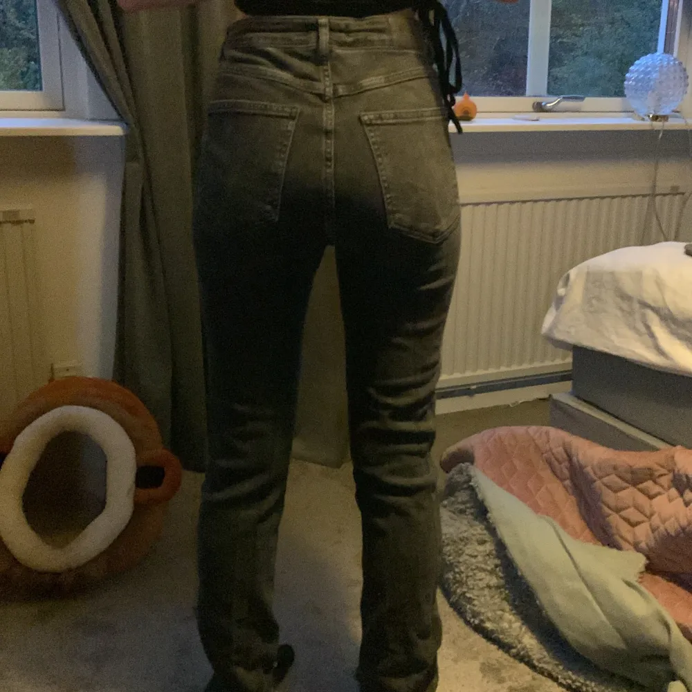 Ett par svarta jeans från Gina Tricot med slits på slutet av byxan. Använts två gånger.. Jeans & Byxor.