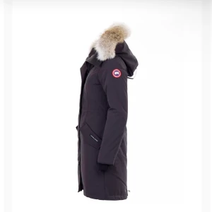 Canada Goose - Hej jag säljer min fina Goose jacka den är 2 månader gammal den är för liten för mej så nån annan för nytta av den jag har haft den på mej en gång! Om du är intresserad hör av dig. 