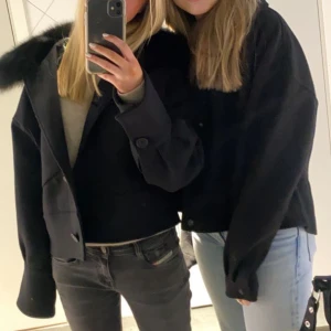 Svart kappa - Säljer min jätte fina svarta kappa eftersom jag har köpt en ny. Andvänd en vinter och vår så i mycket bra skick💗