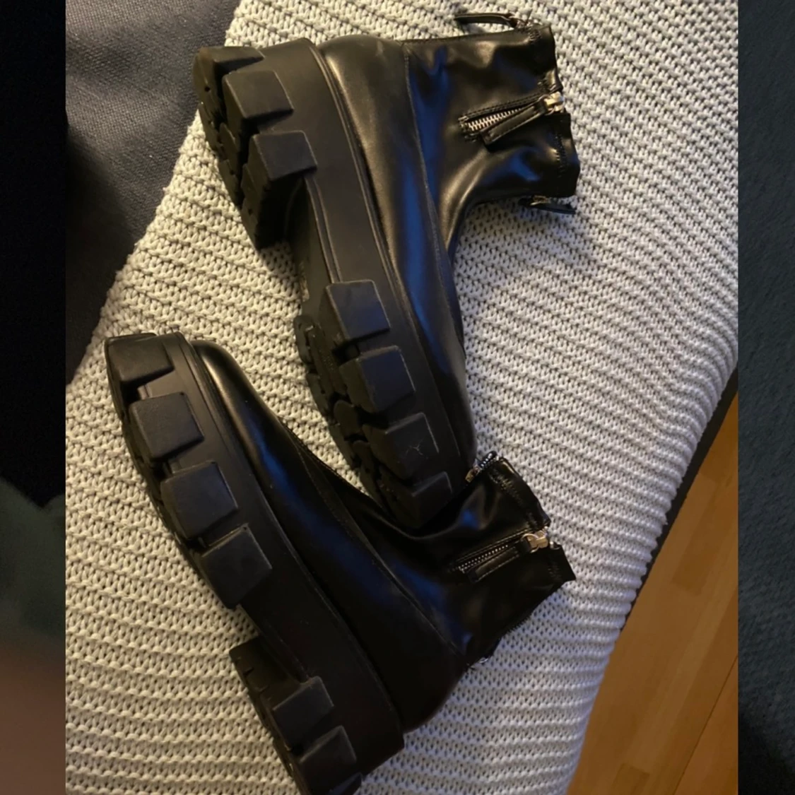 Svarta skor med hög sula