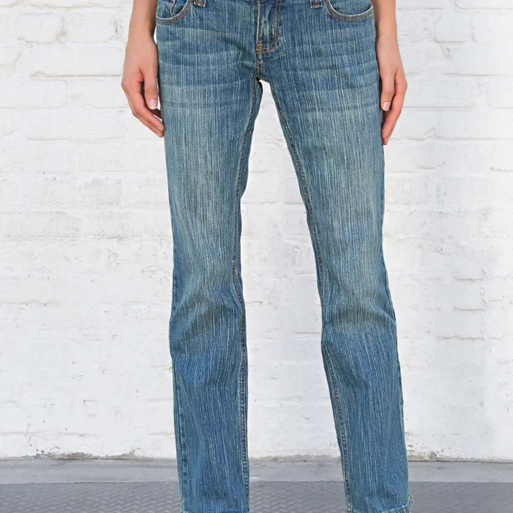 Säljer mina helt nya Brielle90’s jeans i medium pga att dem sitter alldeles för lågmidjat på mig. Original pris 400kr. Bilderna är från Brandy Melvilles hemsida.. Jeans & Byxor.
