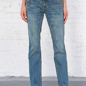 Säljer mina helt nya Brielle90’s jeans i medium pga att dem sitter alldeles för lågmidjat på mig. Original pris 400kr. Bilderna är från Brandy Melvilles hemsida.
