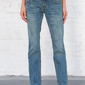 Brielle 90’s jeans - Säljer mina helt nya Brielle90’s jeans i medium pga att dem sitter alldeles för lågmidjat på mig. Original pris 400kr. Bilderna är från Brandy Melvilles hemsida.