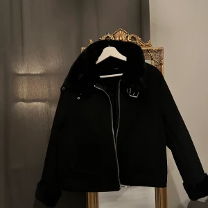 Höst jacka från H&M - Svart jacka från H&M i storlek 42. Passar även M. Aldrig använd.   Köpare står för frakt💕
