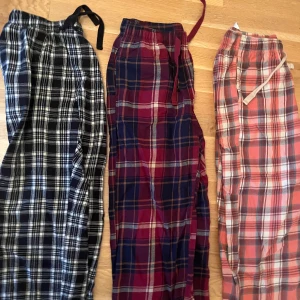 Rutiga pjyamas byxor - DE SVARTA E SÅLDA.  Säljer mina 3 rutiga pjyamas byxor i flanell. De är i S men passar S/M nån som är kanske 160-170 cm beror p om man vill ha kort elr långt nertill  200kr/st köp alla för 450kr❤️‍🔥alla sitter som på sista bilden