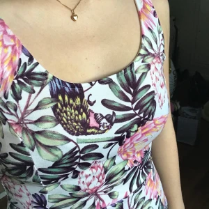 Klänning  - Blommor klänning i storlek 36, XS/S från H&M. Helt oanvänd med lappen kvar.