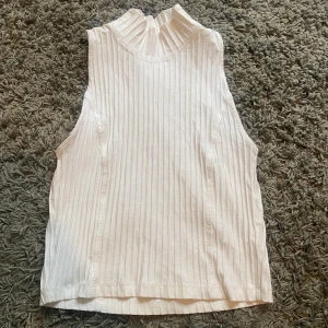 Vit top - Vit top från Weekday. Liten i storlek därav storlek L i plagget (jag är vanligtvis S i toppar). Använd en gång.
