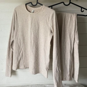 Set från nelly - Ett jättefint beiget sätt från Nelly, använt 1-2 gånger i jätte bra skick i storlek xxs passar xs och s 