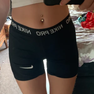 Nike pro shorts  - Nike short. Fett fina och är i nyskick. Säljer då jag har 2 andra par. Står ingen storlek men passar mig bra som brukar ha XS i kläder ❣️Det är spegeln de är fläck på o inte byxorna, dem är i bra skick.  112kr ink frajt 