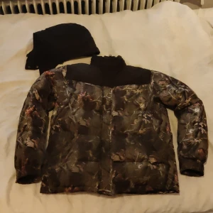 RipnDip camo dunjacka - Dunjacka med detachable luva.  Den är i nyskick förutom någon enstaka tråd som sticker ut. Använde den bara en vinter. Köpte den för runt 150€