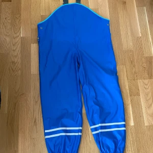 Regn byxor  - Regn byxor i nytt skick de är använd 1-2 gånger Storlek 130, pris: 250kr  Hör av er vid intresse