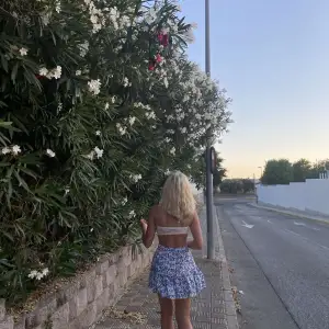 Blå blommig kjol med inbyggda shorts!!