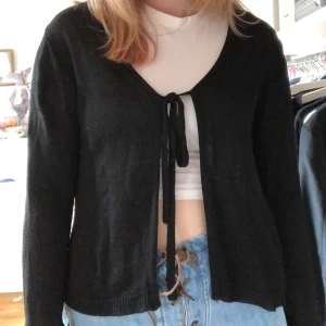 Svart kofta från indisk - Kofta från Indiska Storlek L Begangnad men i bra skick (lite nopprig på insidan)