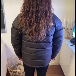 North face massif - Jag säljer nu unisex-jackor i storlek xs,s och m av märket North face i modellen ”massif”. Jackorna är helt oanvända och ligger fortfarande inplastade. Hör gärna av er vid intresse!