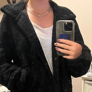 Teddyjacka - Teddyjacka från Nelly i mycket bra skick. Super skön att ha på sig.