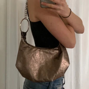2000s väska - 2000s metallic väska🤍 perfekt festväska!! Kan gå ner i pris vid snabb affär