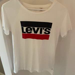 T-shirt från Levis i storlek XS. Fint skick, säljes på grund av garderobsrensning.