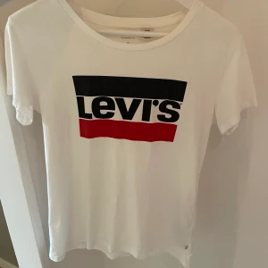 Levis tröja - T-shirt från Levis i storlek XS. Fint skick, säljes på grund av garderobsrensning.