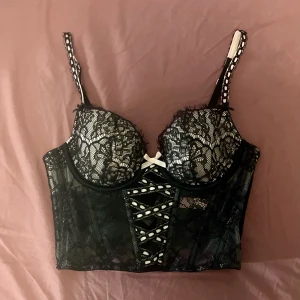 Victorias secret corset top vintage  - En Victorias secret corset top jätte fin säljer för inte riktigt min stil längre! 💕kuptorleken är C fast den passar mig som har A så är lite osäker! 