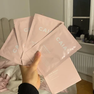 Skin boost sheet mask - Säljer 8 sheet masks från caia💕 i skin boost och find your balance, nypris 450kr