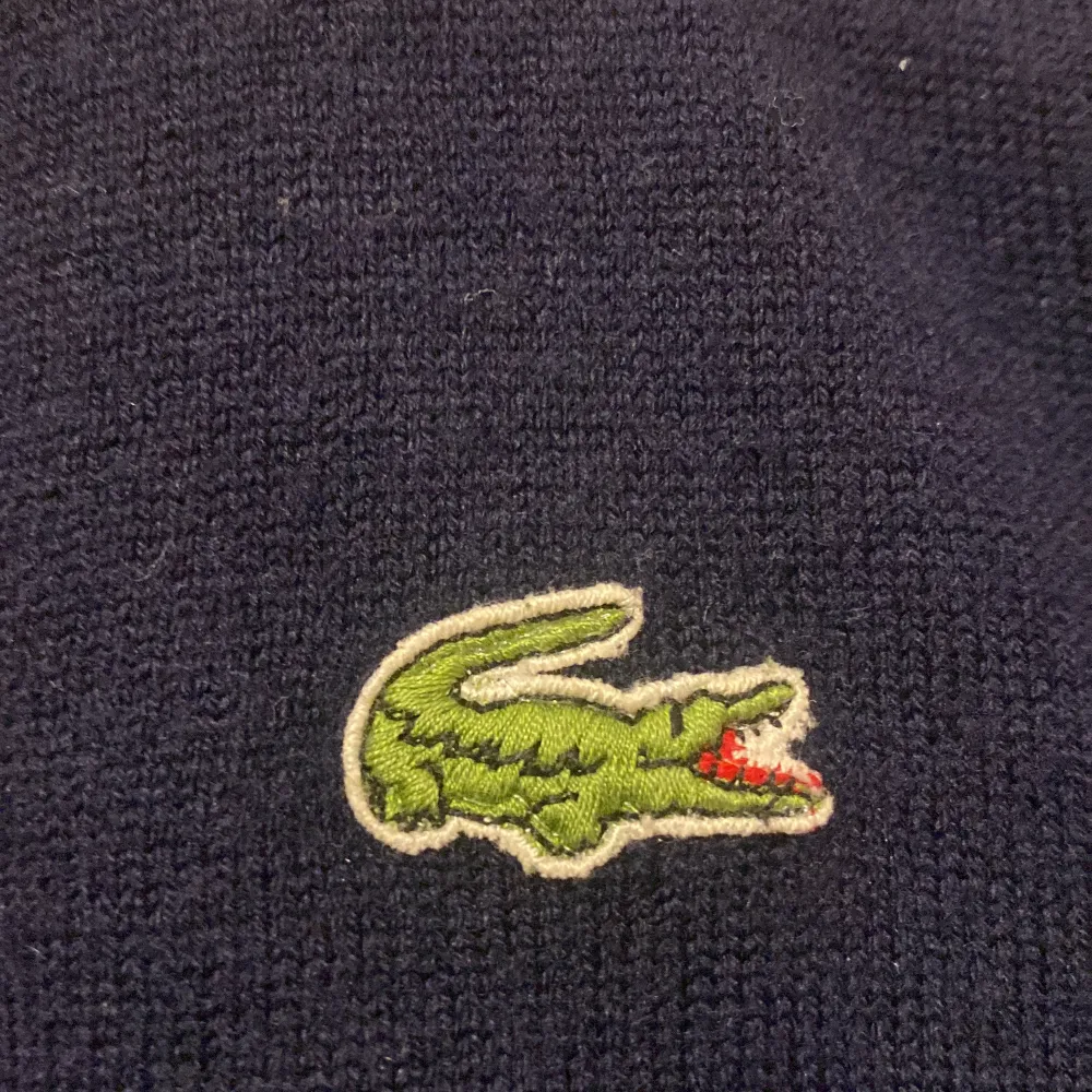 Stickad lacoste tröja storlek 6 (Xl) men passar som L eller M skick 9/10 men två små fläckar på ärmarna så säkert går bort i tvätten. Den går in rätt så mycket i utgångarna. . Stickat.