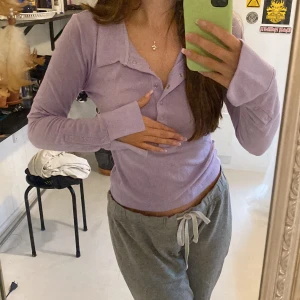 Lila bikbok topp långärmad - Långärmad lila topp från bikbok💕