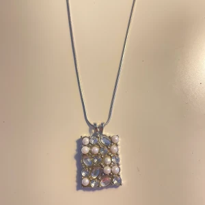 Stål Halsband  - Säljer detta jättefina stål halsbandet med pärlor och stenar pga att aldrig ha kommit till användning. (Rostfritt stål).  Halsbandet är i nyskick och aldrig använt. Finns inga repor eller fel med kedjan.  Köparen står för frakten (13kr).  Köptes för 150kr