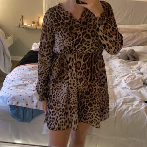 jättefin klänning med leopard mönster, skönt material