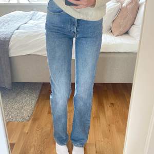 Näst intill oanvända jeans från BikBok. De är raka i modellen och storlek 25, lagom i längden på mig som är 175cm💗Köpta för ungefär 550kr men säljer för 190kr