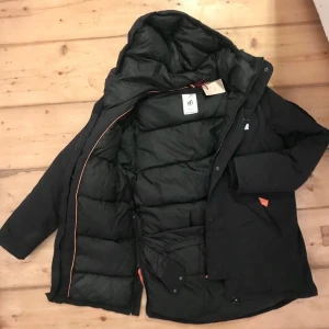 Vinterjacka, dunjacka - Fin vinterjacka från Mouli. Varm och bra fodrad, med dragkedja i sidorna, innerfick och knäppen i midjan.  Storlek s (herr) men passar även dam.