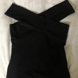 Svart topp  - Superfin svart topp från Gina tricot i storleken S. Använd bara ett fåtal gånger. 