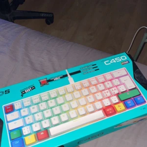 Nos C-450 Mini PRO RGB tangentbord (RGBY) - Aldrig öppnad, helt ny, nypris 899 kr. Anledningen till att den är aldrig öppnad är för att jag vann den på en turneringen, anledningen till priset = snabba pengar. Färgerna på tangentbordet ser ni om ni söker på titeln. Ni står för frakt.
