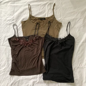 Spetslinnen - 3 linnen med spets från olika märken <3 1 för 100, alla tre för 240🫶säljer fler liknande plagg