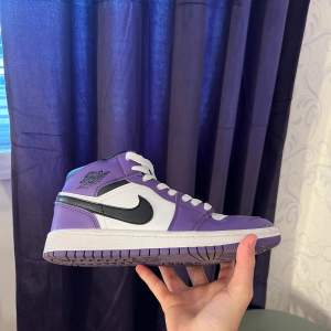 Snygga Jordan 1 Low court purple i storlek 37. Passar till alla outfits. Användt knappt. Vid snabb affär kan priset sänkas!!