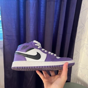 Air jordan 1- höga sneakers  - Snygga Jordan 1 Low court purple i storlek 37. Passar till alla outfits. Användt knappt. Vid snabb affär kan priset sänkas!!