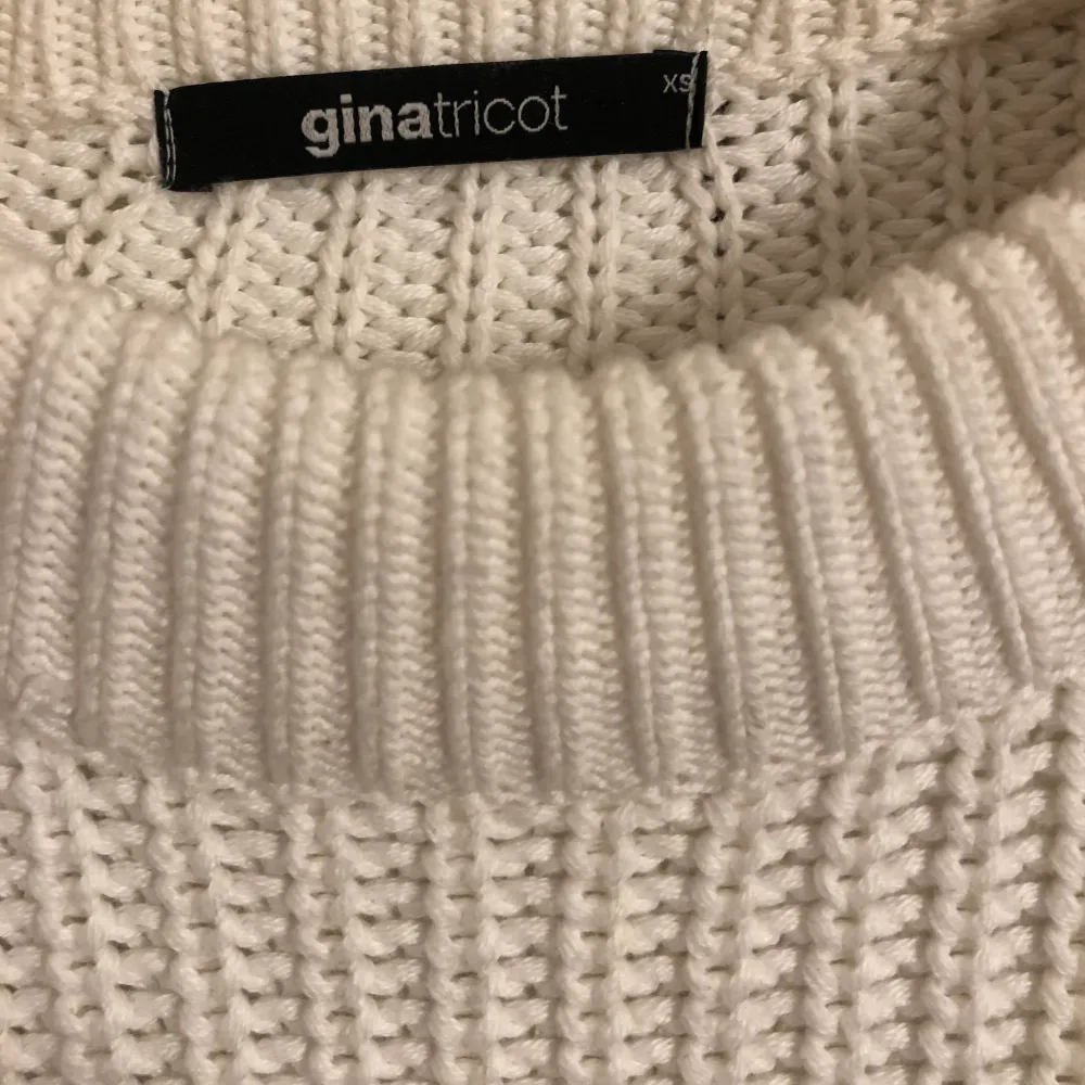 Säljer denna stickade tröjan från Gina Tricot pga att den ej kommer till användning. Storlek: XS (skulle säga att den passar till S också)  Nyskick! 😁Säljer för 250kr!. Stickat.