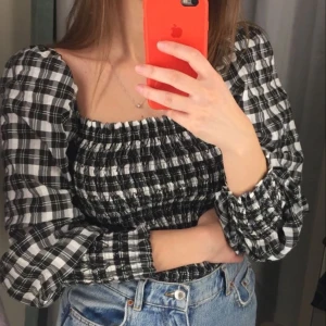 Rutig topp - Säljer denna superfina rutiga blus/topp från HM perfekt till hösten🍂🤍 🙏Nyskick i storlek M men smochad så passar både större och mindre💓 Skriv privat för frågor, bud eller fler bilder🙏 Affär via swish och köparen står för frakten🦋