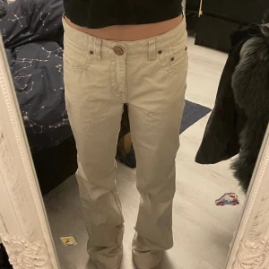 Vita low waist jeans - Köpte från secondhand 1mån sen, lowwaist med snygga bakfickor. Gilla den jätte mycket men tyvärr är stort och lång för mig. Jag e 168 btw