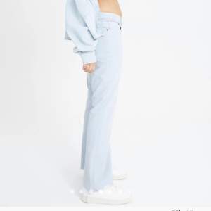 Jeans i den perfekta ljusblå färgen. Från H&M i deras 90s Flare Low Jeans. Använda en gång