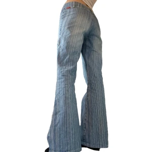 Snygga jeans - Snygga jeans med randigt mönster, inga fickor vilket jag tycker är fett snygg. Gammal veromoda. Står ingen strlk men skulle säga S ish, midjemåttet är 39cm (mätt rakt över) innerbenslängd 78cm