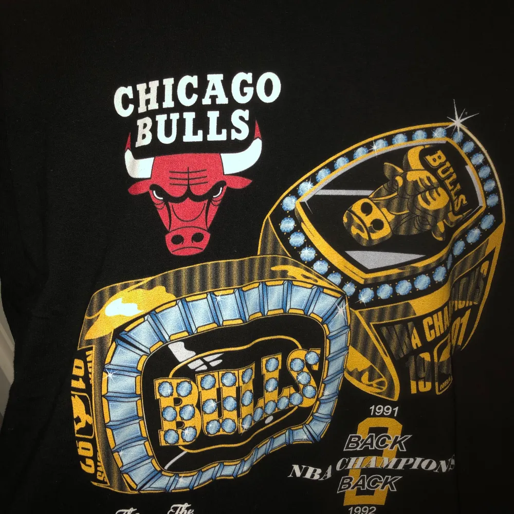 En Chicago Bulls T-shirt från Mitchell & Ness i storlek XL. Bra skick och väldigt lite använd. T-shirts.