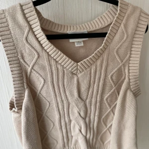 Stickad väst - Fin väst som bara använts en gång, passar bra med en t shirt eller skjorta under:) den är i storlek L men är liten i storleken, jag är vanligtvis S.