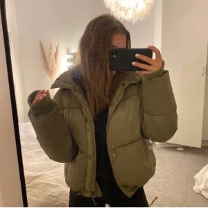 Grön jacka  - Fint skick. Från zara 