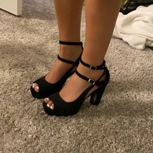 Klackskor - Klackskor i storlek 38 från Zalando. Du blir ungefär 10cm längre med denna klack. Med tanke på att klacken är rätt så tjock är det dock inte svårt att gå med dom. Köparen står för frakt, hör av er vid frågor!