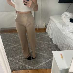 beiga kostymbyxor - Fina slutsålda kostymbyxor från HM 💞Storlek 34💞 100kr och köpare står för frakt 💞