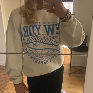 Gina tröja - Säljer denna mysiga sweatshirt från gina, då den inte används längre. Den är i storlek M men passar mig som har xs!