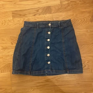 Blå jeanskjol från ginatricot - Blå jeanskjol från Gina i storlek 38. 